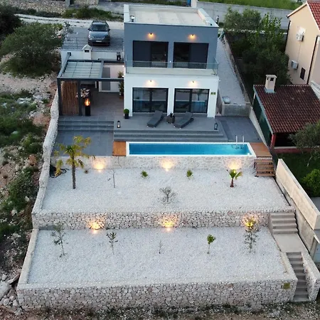 فيلة Golden With Heated Pool Vinišće