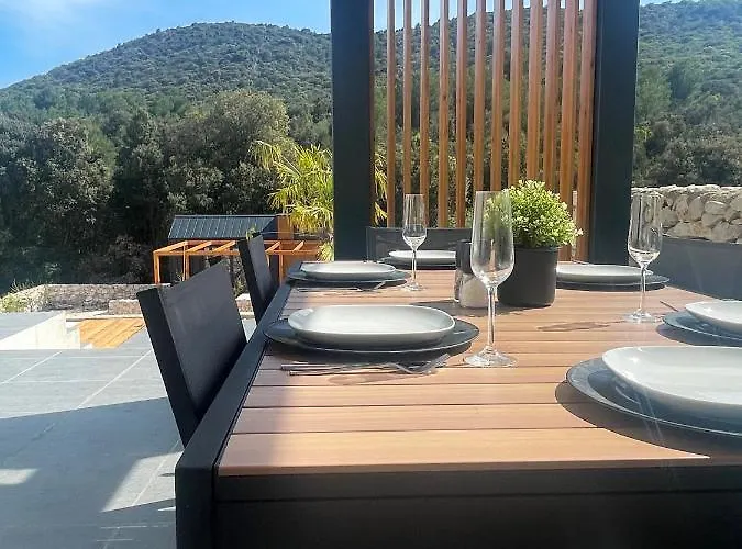 Golden With Heated Pool فيلة