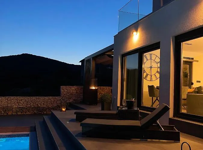 فيلة Golden With Heated Pool Vinišće