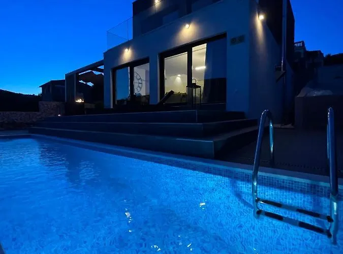 فيلة Golden With Heated Pool Vinišće