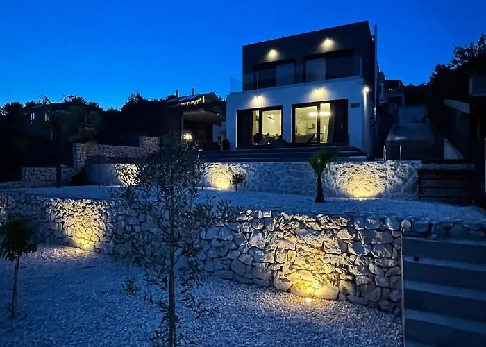 Golden With Heated Pool فيلة