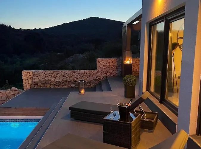 Golden With Heated Pool فيلة Vinišće