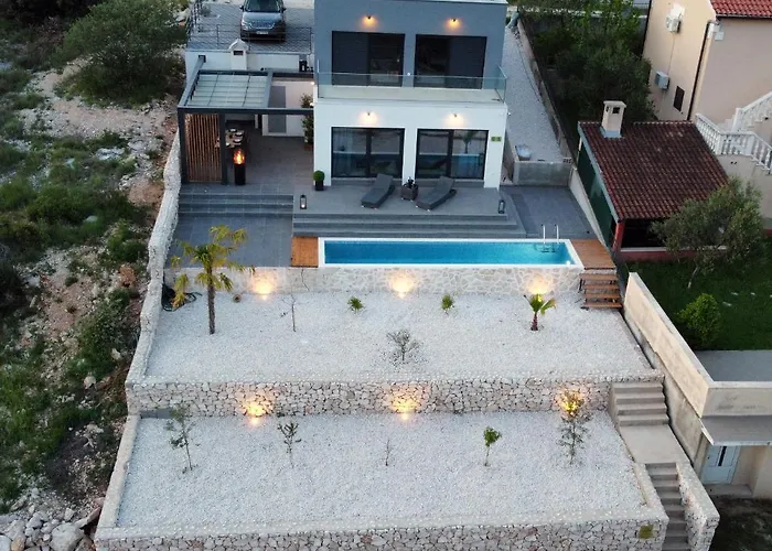 فيلة Golden With Heated Pool Vinišće