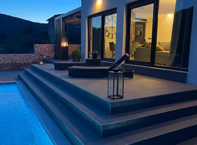 Golden With Heated Pool فيلة *