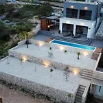 Βίλα Golden With Heated Pool Vinišće