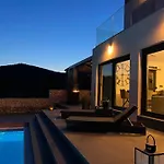 Βίλα Golden With Heated Pool Vinišće