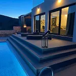Golden With Heated Pool Βίλα *